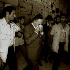 ראש הממשלה מנחם בגין לאחר הטקס לזכר קורבנות השואה בכותל המערבי, בעיר העתיקה בירושלים