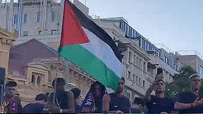 ימאל עם דגל פלסטין בחגיגות בברצלונה