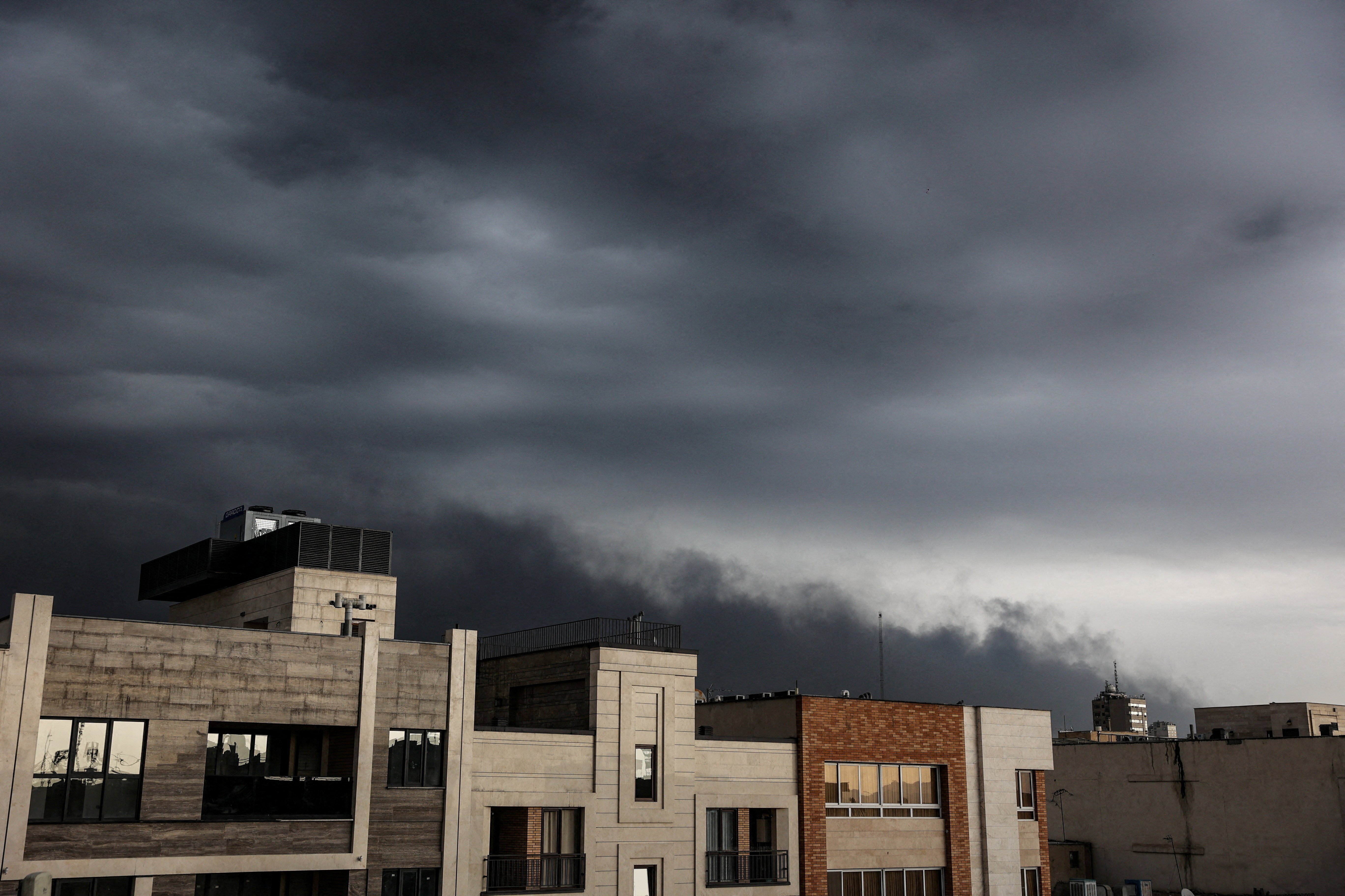 עננים שחורים בטהראן לאחר תקיפת מאגרי הנפט