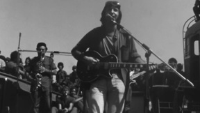 יגאל בשן בהופעה בחיל הים