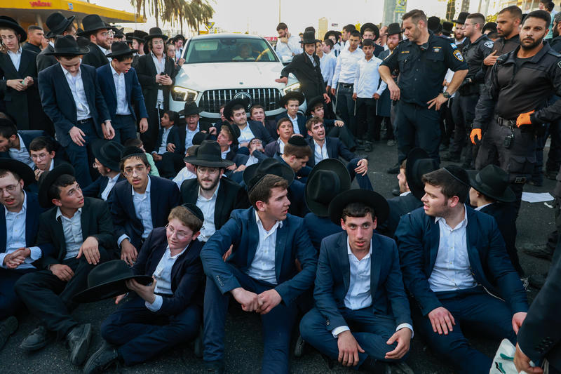 חרדים מפגינים נגד מעצר בני ישיבה עריקים