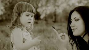 אמא ובת מביטות בחיפושית