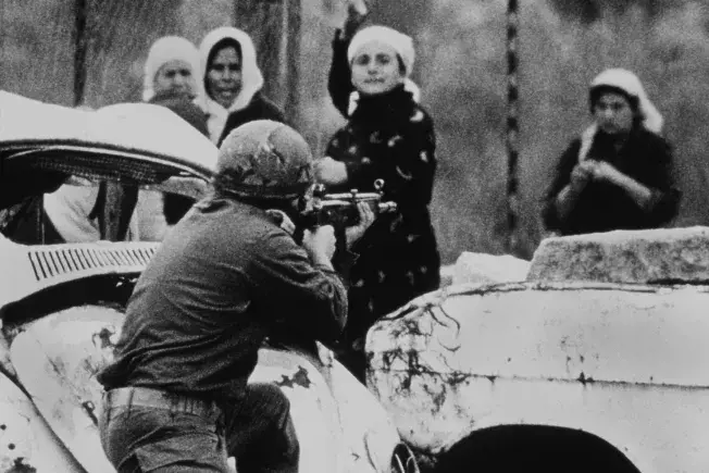 חייל ישראלי ונשים פלסטיניות במהלך האינתיפאדה הראשונה, פברואר 1988