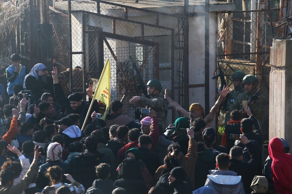 מפגינים כורדים מוחים בגבול טורקיה-סוריה נגד האלימות המופנית כלפי בני עמם, ינואר 2026