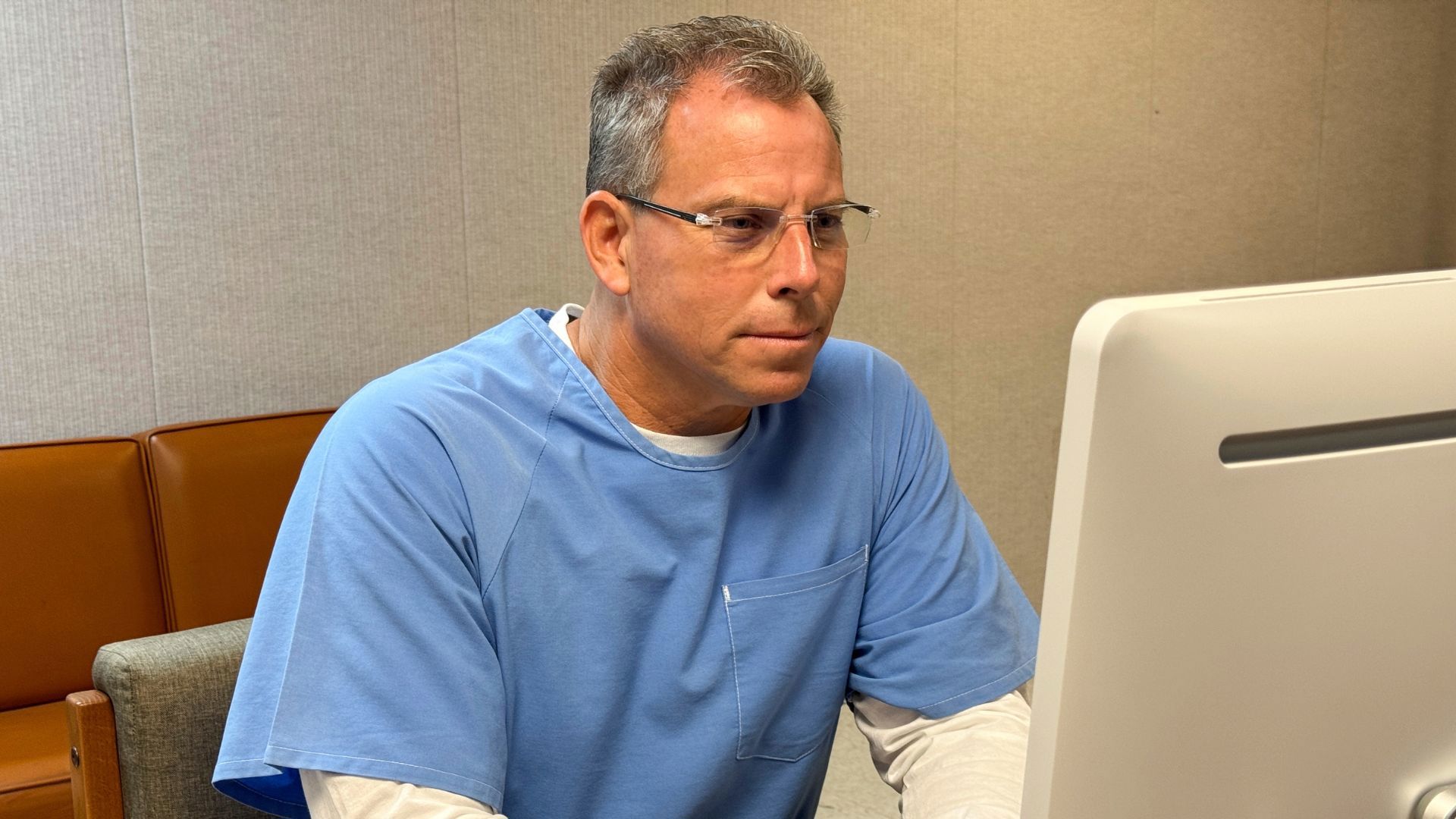 אריק מננדז בזמן הדיון בבקשת החנינה שלו, לפנות בוקר