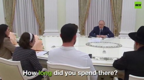 נשיא רוסיה ולדימיר פוטין נפגש עם פדוי השבי סשה טרופנוב