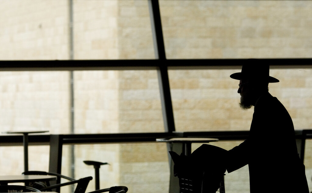 נוסע חרדי בנמל התעופה בן גוריון