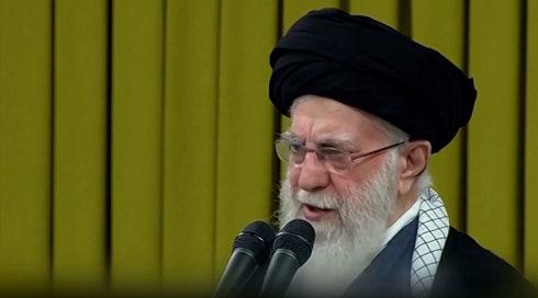 מו"מ או תקיפה? האיומים של טראמפ וחמינאי - והמגעים מאחורי הקלעים