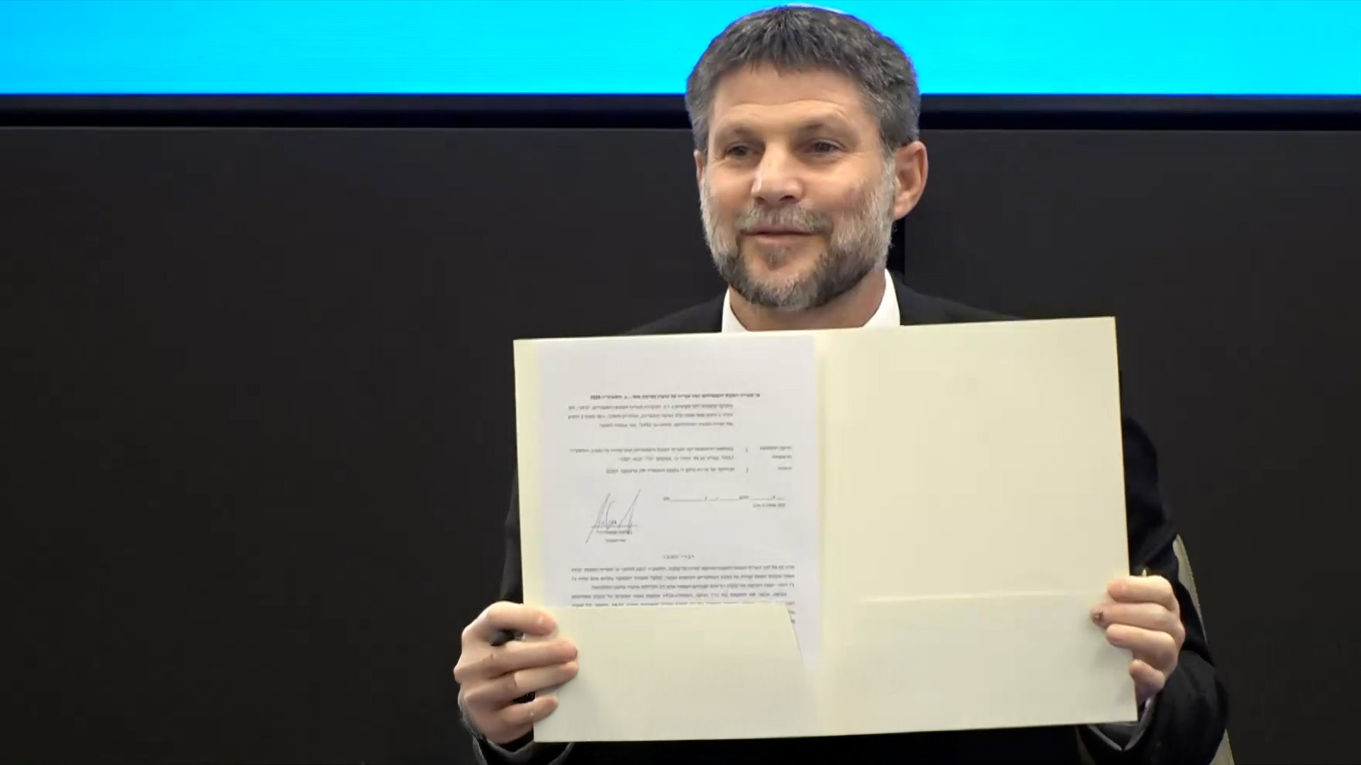 יקר בארץ? תקנו בחו"ל: המהפכה של סמוטריץ' שמרתיחה את המשק