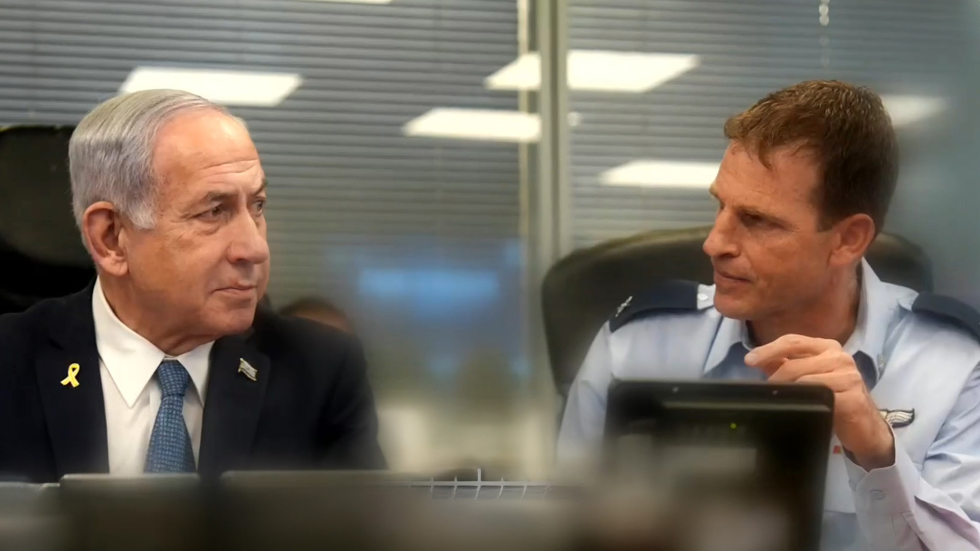 הגילויים מהחדרים הסגורים: מתי הוכנסה החזרת החטופים למטרות המלחמה?