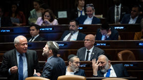סמוטריץ' לצד ח"כים חרדים במהלך דיון בכנסת