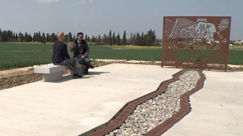 משקמים - ומנציחים: האנדרטה שהקימו תושבי כפר עזה בין הבתים שהפכו לזירות טבח