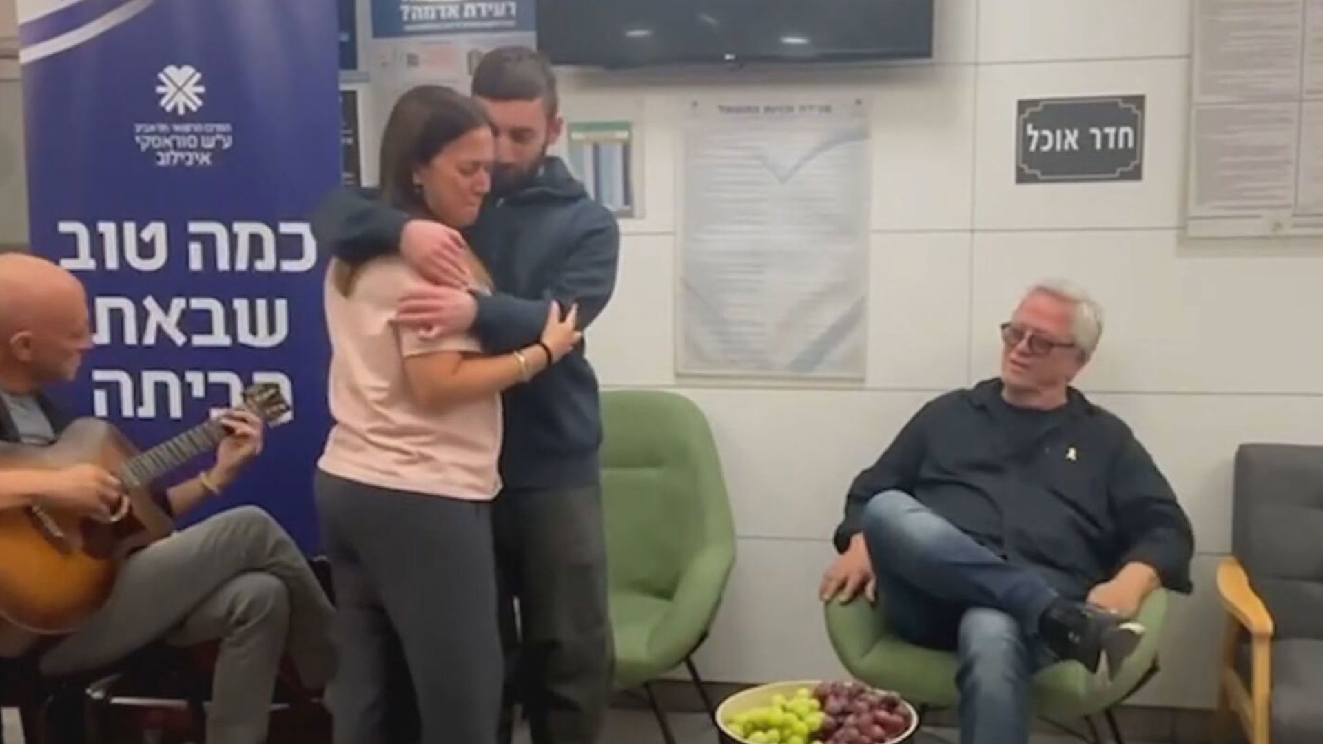 שלמה ארצי עם מתן אנגרסט ואימו ענת בביה"ח איכילוב, אמש