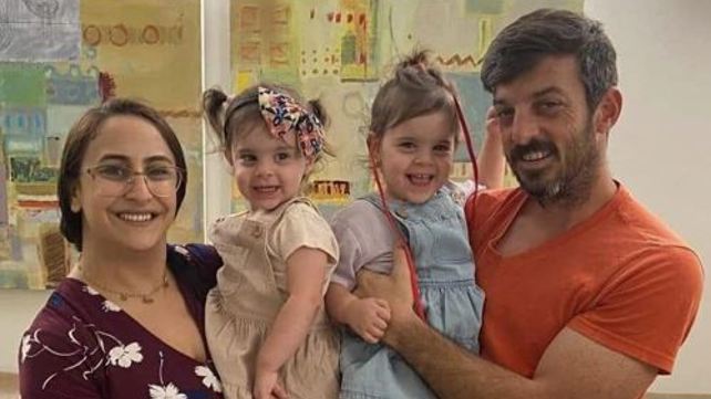 משפחת קוניו: האב דוד, האם שרון והתאומות אמה ויולי