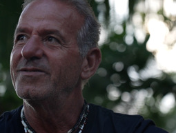 לחייך עם הכאב: האבות שאיבדו את בניהם במלחמה חוזרים לחיות ולומדים לגלוש