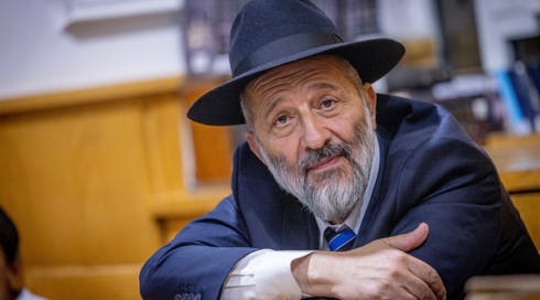 ש"ס נאבקת על שליטה בחלוקת תווי המזון בזמן ש-150 אלף משפחות ממתינות לסיוע