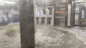 שטפונות ענק בניו יורק: תחנות הרכבת התחתית הוצפו, מאות נוסעים נלכדו