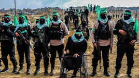 מחבלי חמאס בטקס החזרת החטופים החללים