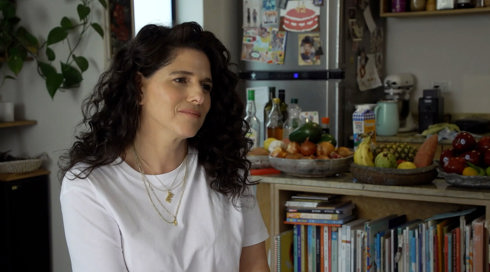 עושה זאת שוב/חזרה ובגדול: נועה קולר כובשת את המסך והלבבות בסדרה חדשה על החיים עצמם