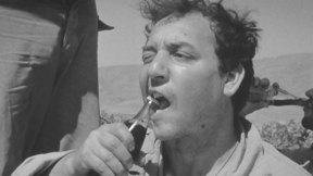 בחור פותח בקבוק עם השיניים, 25.5.1969