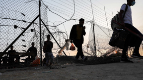 שוהים בלתי חוקיים נכנסים לישראל דרך פרצה בגדר ביו"ש