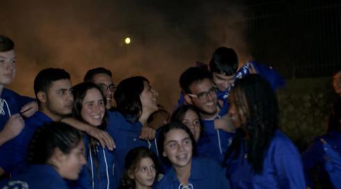 שוטרים ממוגנים סמוך לאוטובוס של אגד בכביש 1