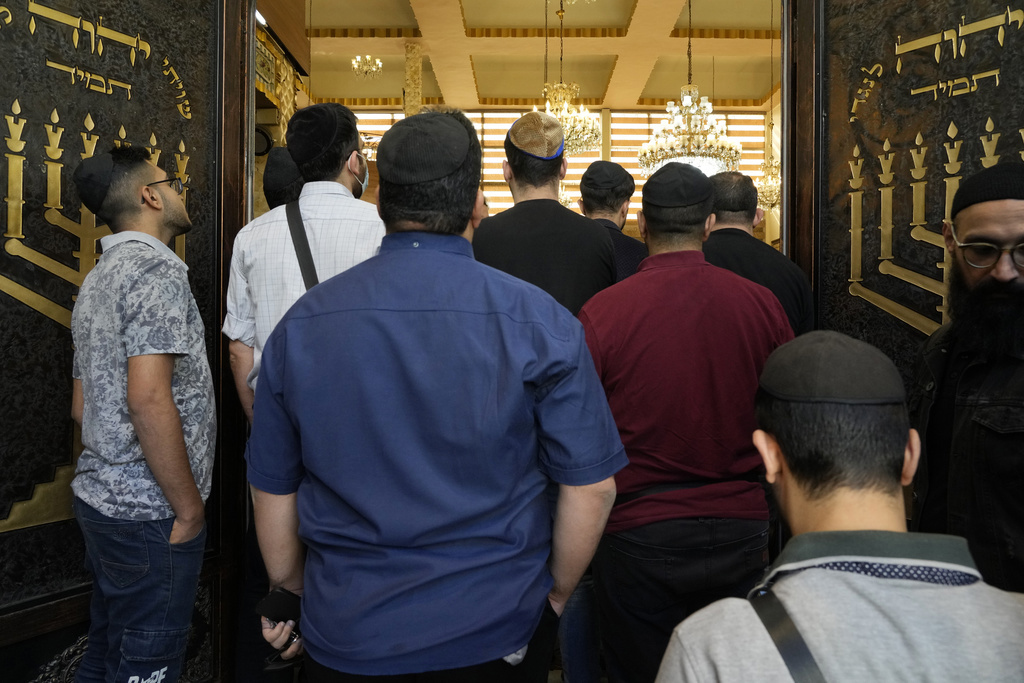 יהודים בבית כנסת בטהראן, איראן, 2023