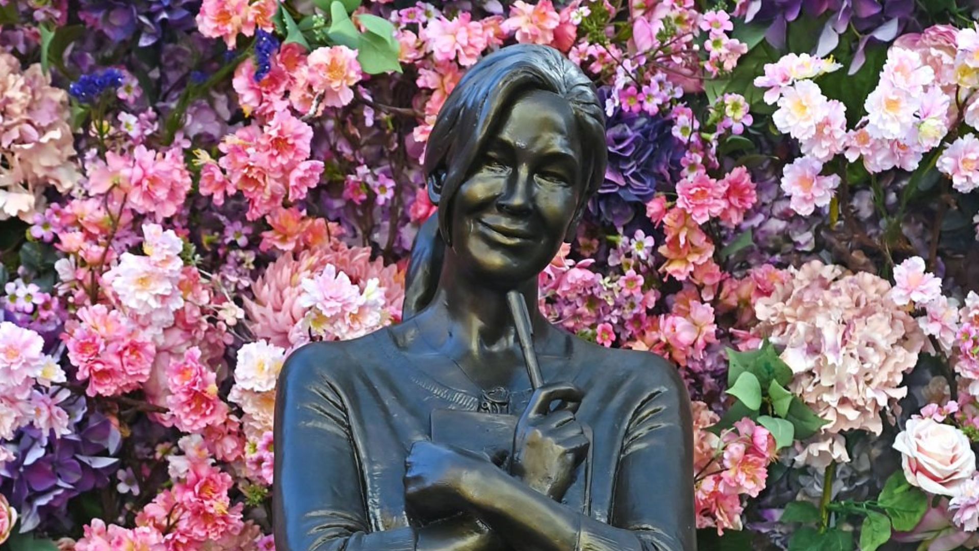 הפסל של ברידג'ט ג'ונס לאחר חשיפתו בכיכר לסטר, אתמול