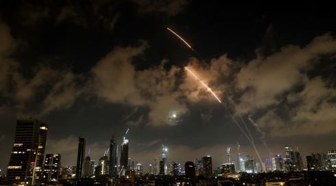 כיפת ברזל מיירטת שיגורים מאיראן בשמי תל אביב