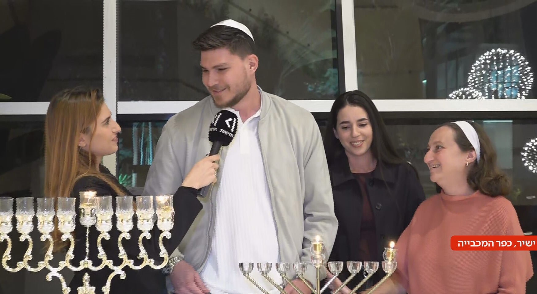 הדלקת נר ראשון של חנוכה עם משפחת טרופנוב