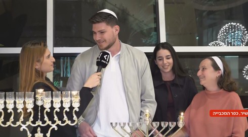הדלקת נר ראשון של חנוכה עם משפחת טרופנוב