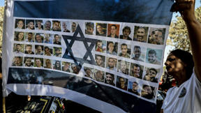 מפגינים למען שחרור החטופים עם תמונות החטופים, ספטמבר 2025