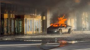 טסלה התפוצצה ליד מגדל טראמפ 