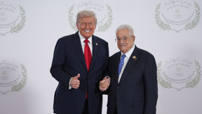יו"ר הרשות הפלסטינית אבו מאזן עם נשיא ארצות הברית דונלד טראמפ, אוקטובר 2025