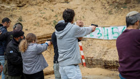 אזרחים באימון נשק אישי בגוש עציון