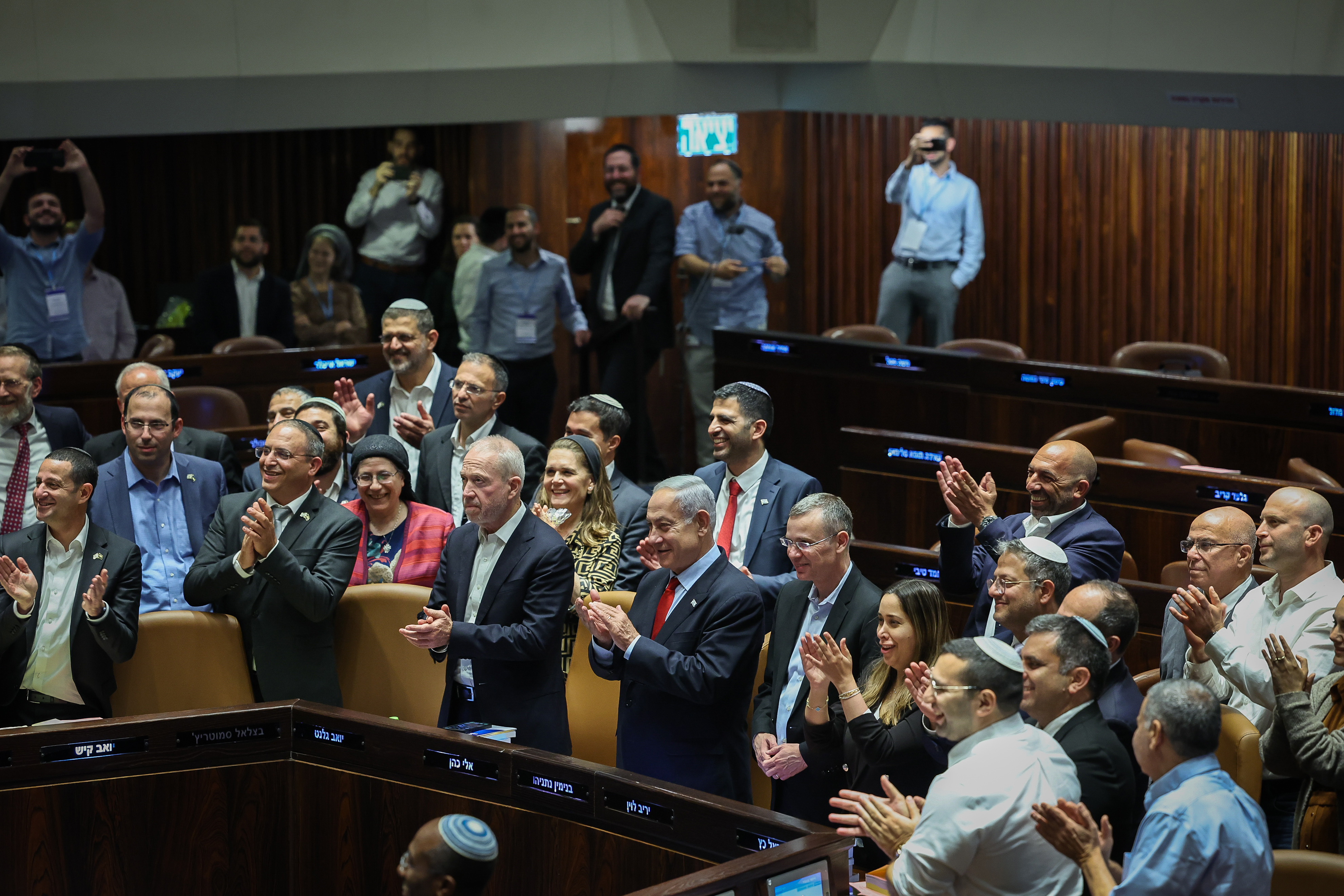 כפיים אחרי אישור תקציב כנסת מליאת הכנסת מליאה ממשלה 2023 2024