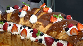 לא פחות משלושה קילו של בצק: הקרואסון המפלצתי מנאפולי כובש את הרשת