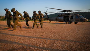 חיילים מבצעים תרגיל פינוי פצועים במסוק ברמת הגולן, פברואר