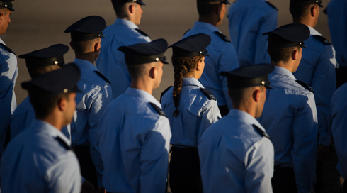 בגלל ביקורים אסורים ושתיית אלכוהול: 15 חניכים בקורס טיס נשלחו למעצר