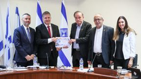 חברי הוועדה מגישים את ההמלצות לקיש