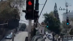"איזה נתנייתים, יא אללה": אלמונים תועדו שוברים את מצלמות העירייה