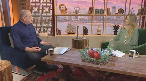 בין השמשות | עונה 3, פרק 9 -  לי זיו