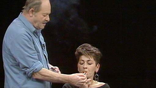 בין הכיסאות | הגומל מכרמיכאל 