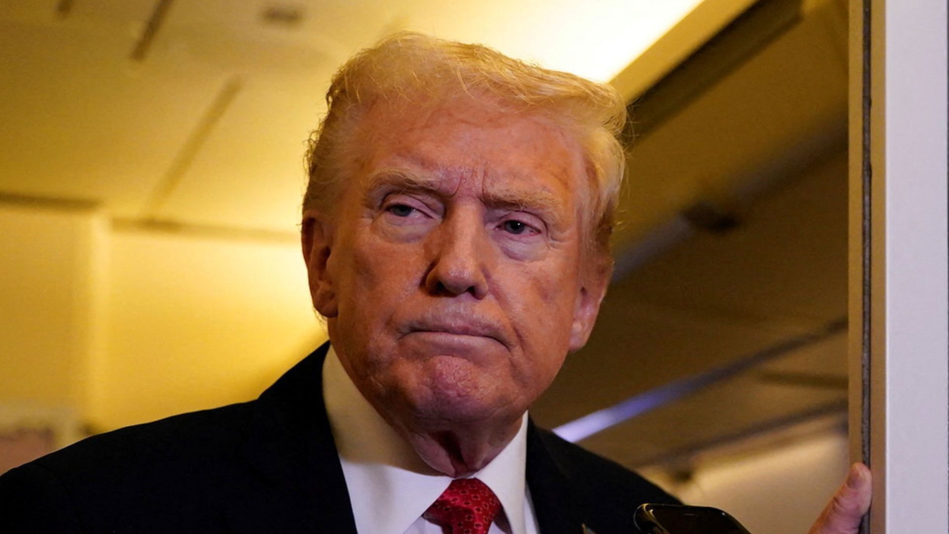 הנשיא טראמפ במטוס "אייר פורס 1" בדרכו מפלורידה לוושינגטון, הלילה