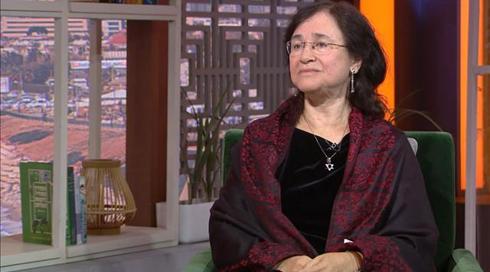 בין השמשות | עונה 3, פרק 13 -  הלאמה דבורה