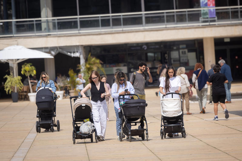 אמהות הולכות עם עגלות, תל אביב