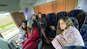 בנות 15 נדחקו לחלק האחורי של אוטובוס