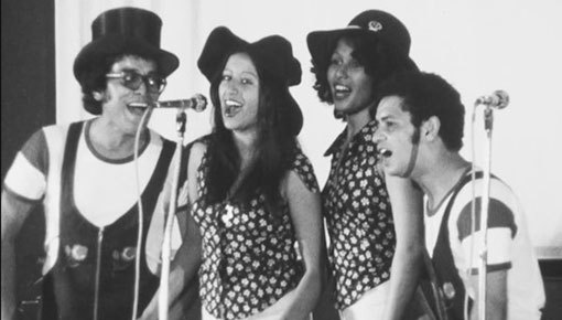 חברי סדנת התיאטרון שכונת התקווה ביניהם עפרה חזה. 1974