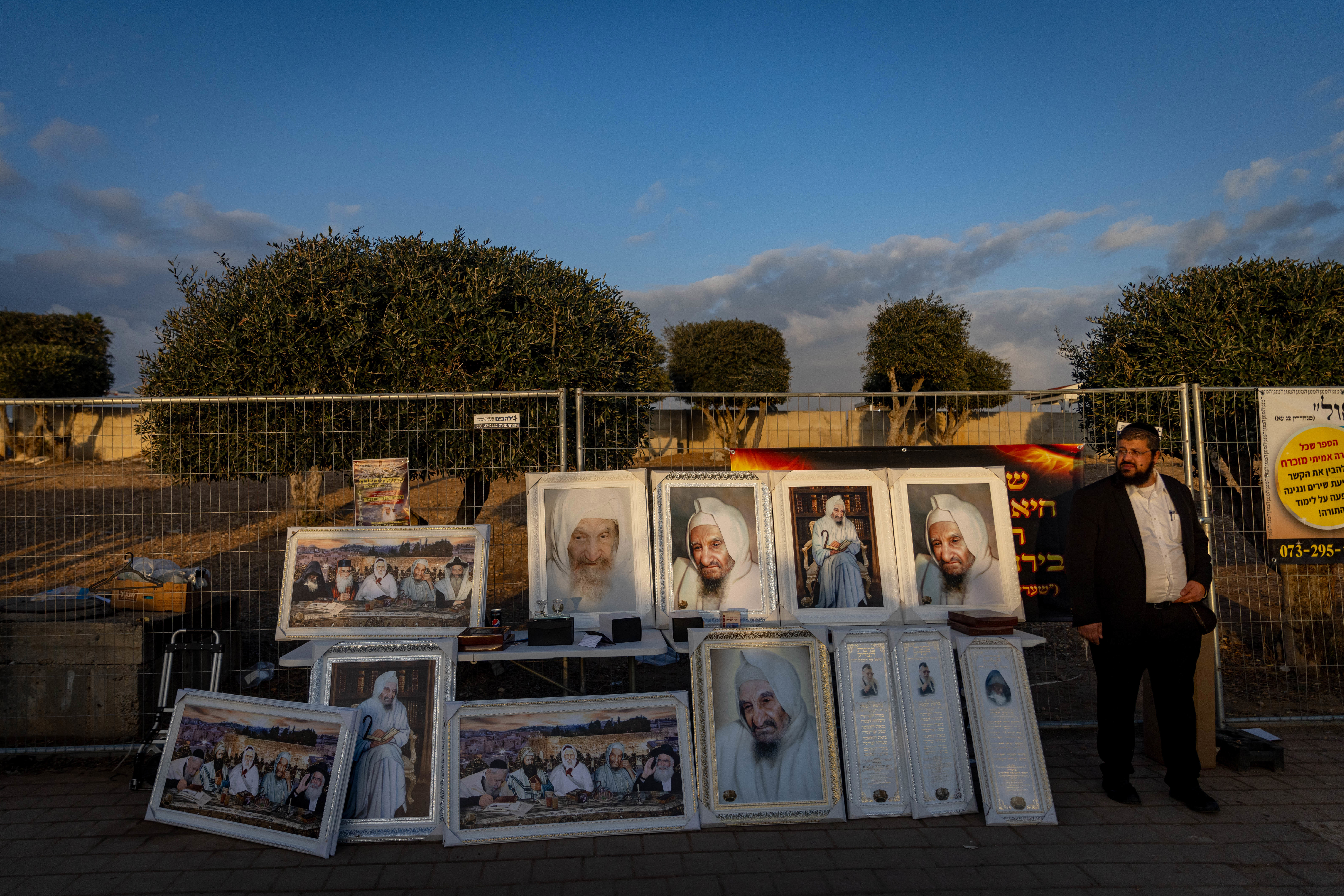 איש עומד ומוכר תמונות ממוסגרות של הבאבא סאלי