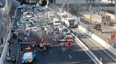 مظاهرة في شارع ايالون